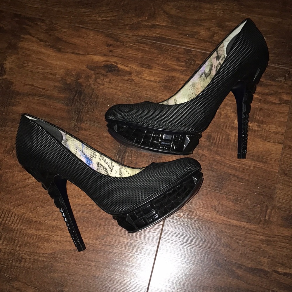 Black pumps